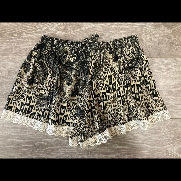 🌸 Black & Tan Patterned Shorts L - Picture 4 of 5